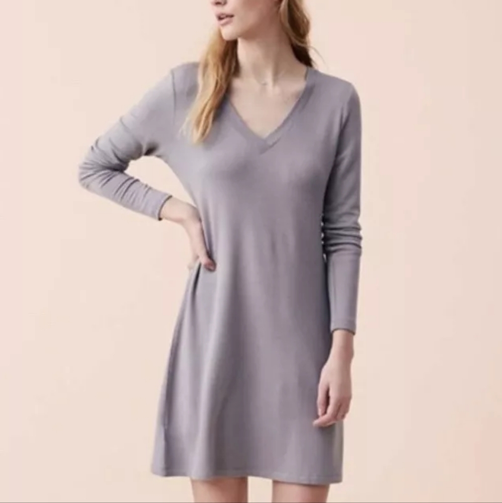 NWOT Lou & Grey Signaturesoft Long Sleeve V-Neck Dress Size Small Coastal Gray